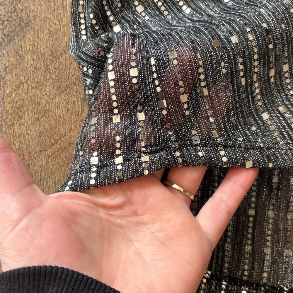 Blashe women's black and silver metallic striped flutter top size medium new - Picture 8 of 10